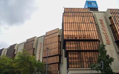 Imatge de la seu central de Banc Sabadell a plaça Catalunya | Roger Benet